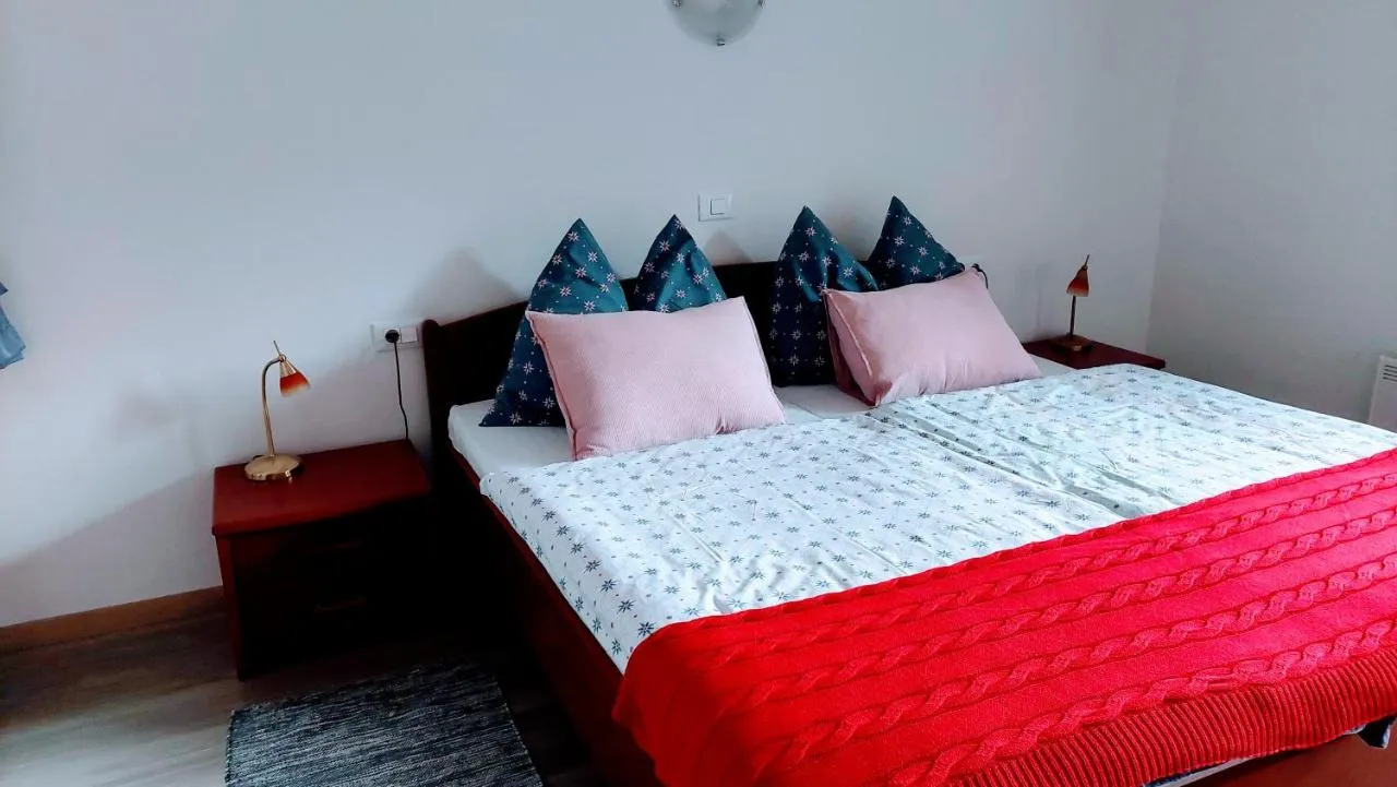 Postelja z rdečim pregrinjalom