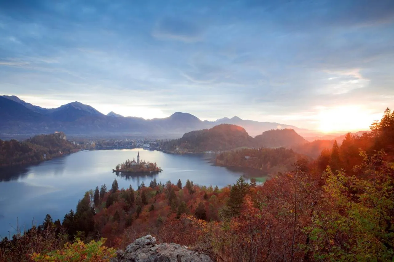 Blejsko jezero z otokom ob sončnem zahodu