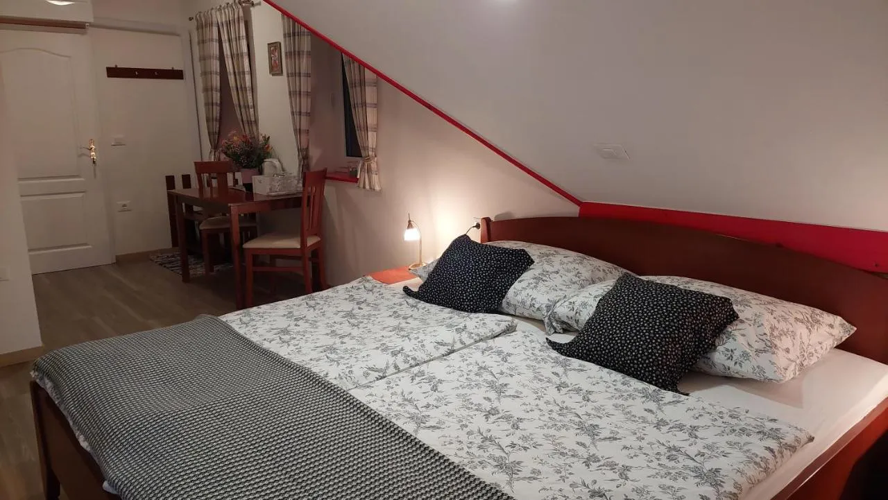 Soba z razgledom pod poševnim stropom