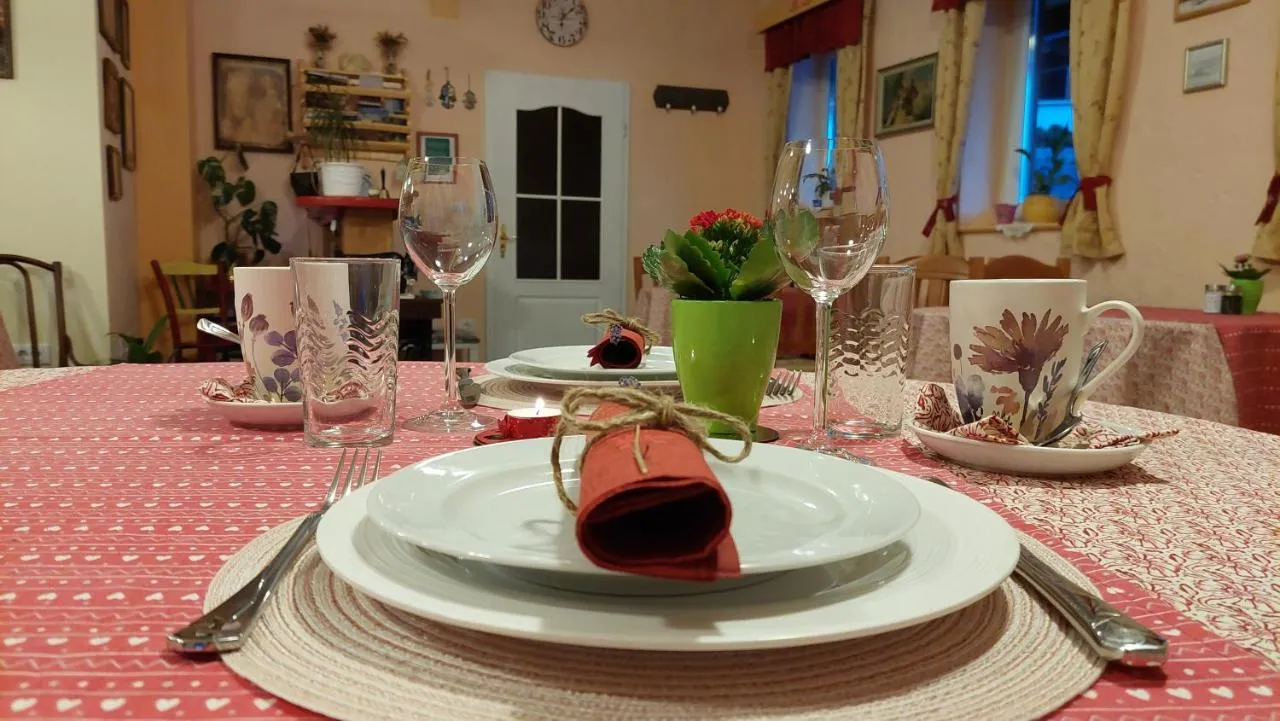 Pogrinjek za zajtrk z rdečim prtičkom